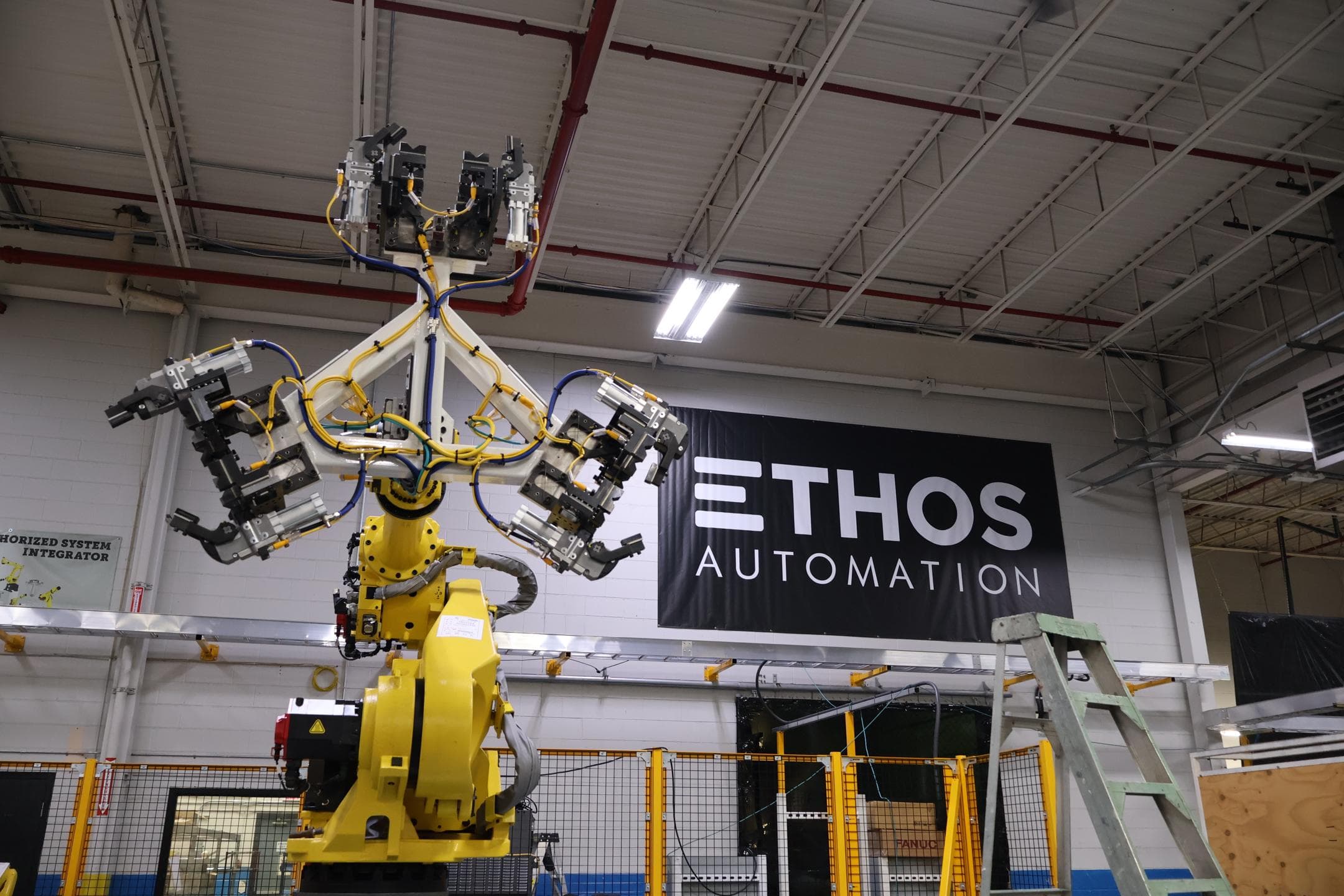 Robot industrial con herramental de punta de brazo a la medida de Ethos
