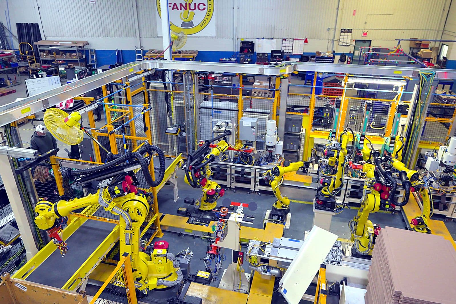 Vista aérea de una línea de producción robotizada completa construida por Ethos Automation